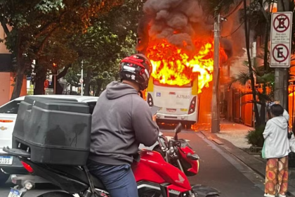 Ônibus pega fogo e interdita rua na Zona Sul do Rio