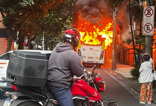 Ônibus pega fogo e interdita rua na Zona Sul do Rio