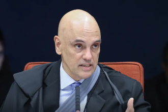 Moraes descarta prisão preventiva de Bolsonaro, mas reconhece violação de restrição