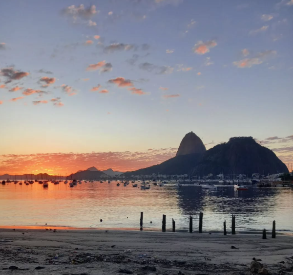 Saída da Baía de Guanabara é fechada para embarcações devido à ressaca no litoral