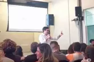 Vídeo: Secretário de Educação do Rio manda professora sair de reunião após questionamento