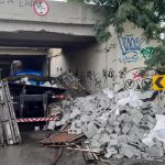 Caminhão com material de construção tomba e fecha acesso na Avenida das Américas