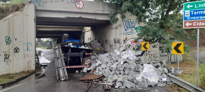 Caminhão com material de construção tomba e fecha acesso na Avenida das Américas