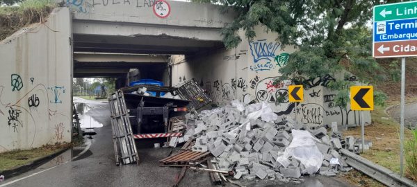Caminhão com material de construção tomba e fecha acesso na Avenida das Américas