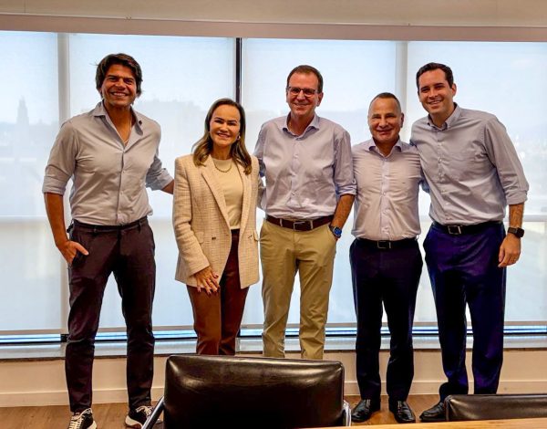 Waguinho, do Republicanos, com os dois pés na canoa de Paes — enquanto o partido continua na base de Castro 53 Waguinho, do Republicanos, põe um pé na canoa de Eduardo Paes — partido é da base de Castro