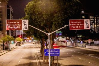 Placas do Circuito Preta Gil são instaladas no trajeto dos megablocos no Centro do Rio