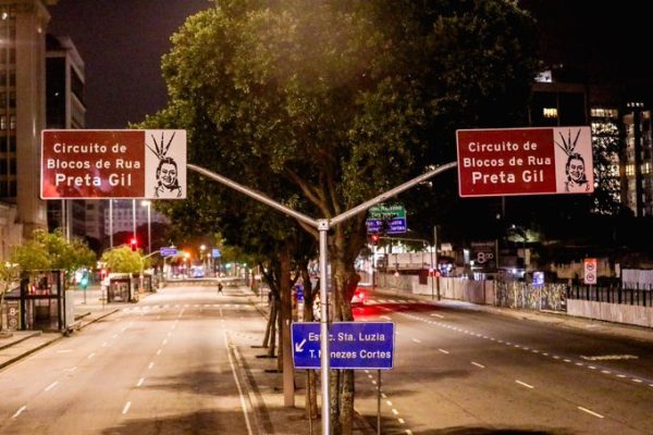 Placas do Circuito Preta Gil são instaladas no trajeto dos megablocos no Centro do Rio