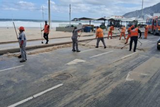 Leblon: ressaca na orla interdita faixas da Av. Delfim Moreira