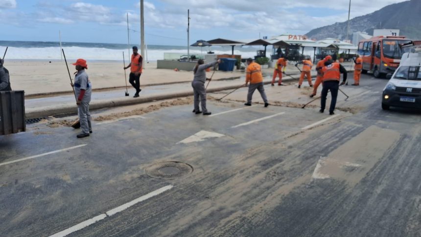 Leblon: ressaca na orla interdita faixas da Av. Delfim Moreira