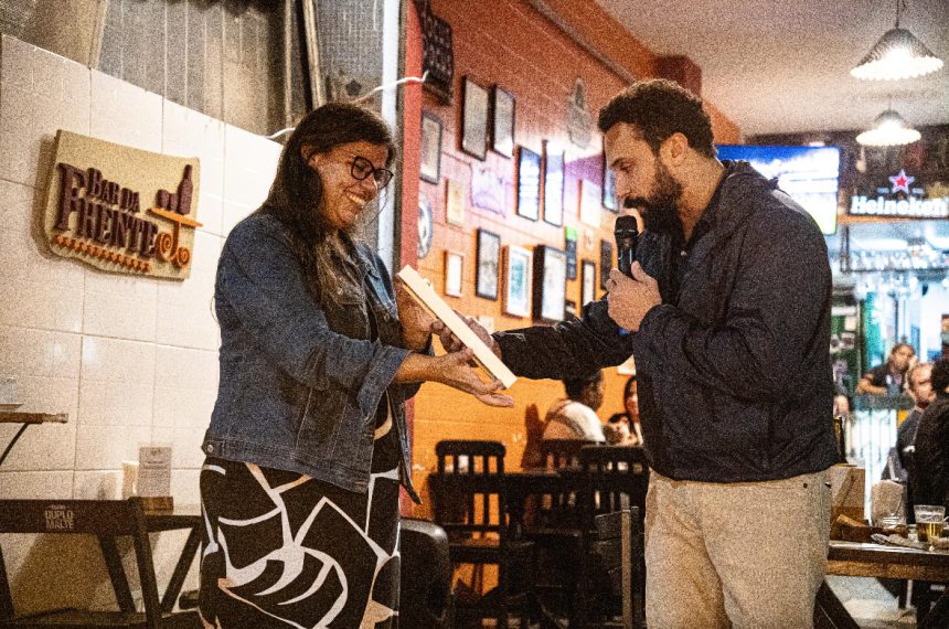 Didi Vaz entrega a Moção de Louvor a Mariana Rezende, dona do Bar da Frente: 16 anos de história e contribuição à cultura carioca