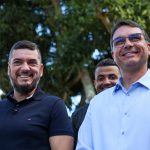 Uma foto, um gesto: Bacellar circula em Búzios ao lado de Flávio Bolsonaro