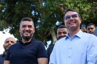 Uma foto, um gesto: Bacellar circula em Búzios ao lado de Flávio Bolsonaro