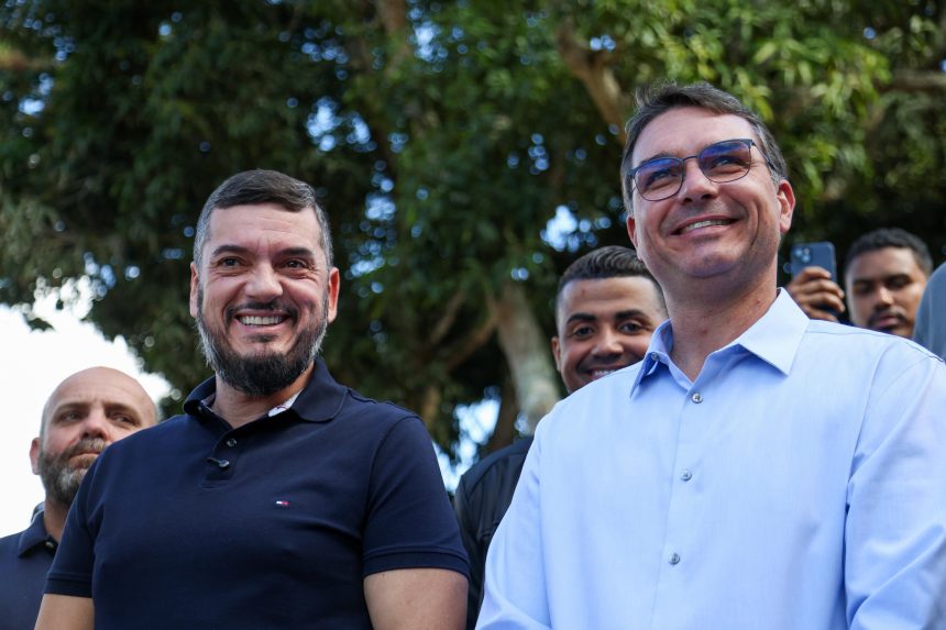 Uma foto, um gesto: Bacellar circula em Búzios ao lado de Flávio Bolsonaro