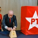 Lula vota em eleição do PT que define nova direção do partido no país