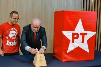 Lula vota em eleição do PT que define nova direção do partido no país