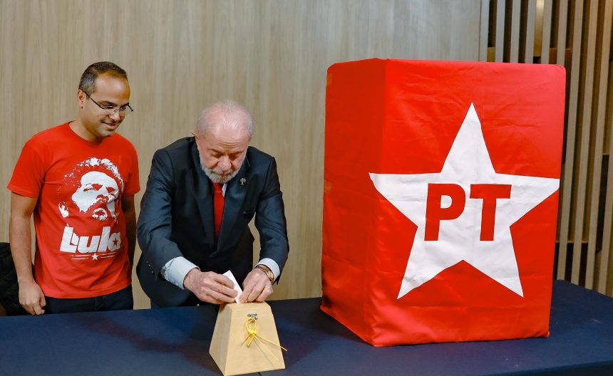 Lula vota em eleição do PT que define nova direção do partido no país