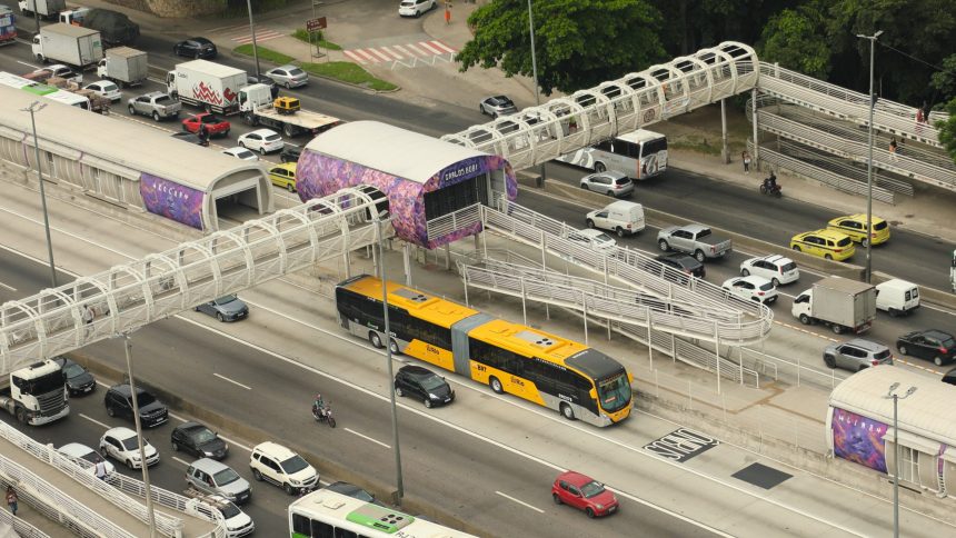 Prefeitura do Rio libera táxis de outras cidades na segunda faixa do BRT Transbrasil
