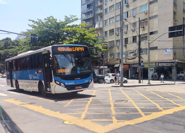 Prefeitura do Rio abre licitação de R$ 577 milhões para novas empresas de ônibus 58 Ônibus circulando pela cidade do Rio; nova licitação começou nesta sexta (06)