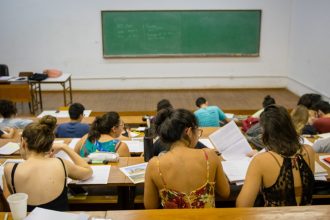 Mais de 244 mil estudantes do Rio possuem dívidas com universidades, aponta Serasa