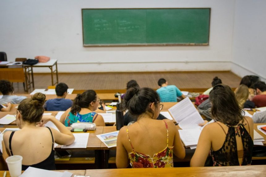 Mais de 244 mil estudantes do Rio possuem dívidas com universidades, aponta Serasa