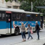 Paes veta projeto que proibia obrigatoriedade de cartões para idosos no transporte do Rio