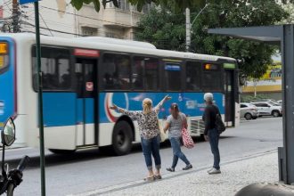 Paes veta projeto que proibia obrigatoriedade de cartões para idosos no transporte do Rio