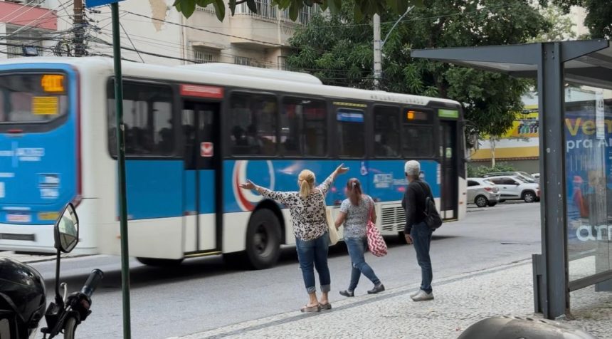 Paes veta projeto que proibia obrigatoriedade de cartões para idosos no transporte do Rio
