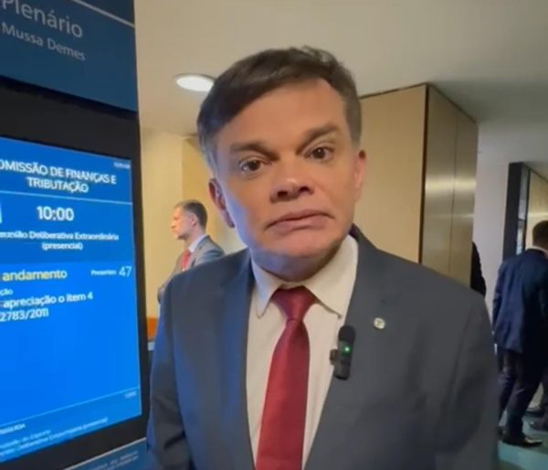 Royalties solidários: pedido de vista trava proposta na Câmara e revolta Dimas Gadelha 54 Royalties solidários: pedido de vista trava proposta na Câmara e revolta Dimas Gadelha
