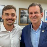 João Pires com o mentor, Eduardo Paes: empoderamento do jovem secretário de Defesa do Consumidor desagrada à base do prefeito na Câmara e até |ao primeiro escalão do governo