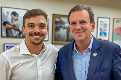 João Pires com o mentor, Eduardo Paes: empoderamento do jovem secretário de Defesa do Consumidor desagrada à base do prefeito na Câmara e até |ao primeiro escalão do governo