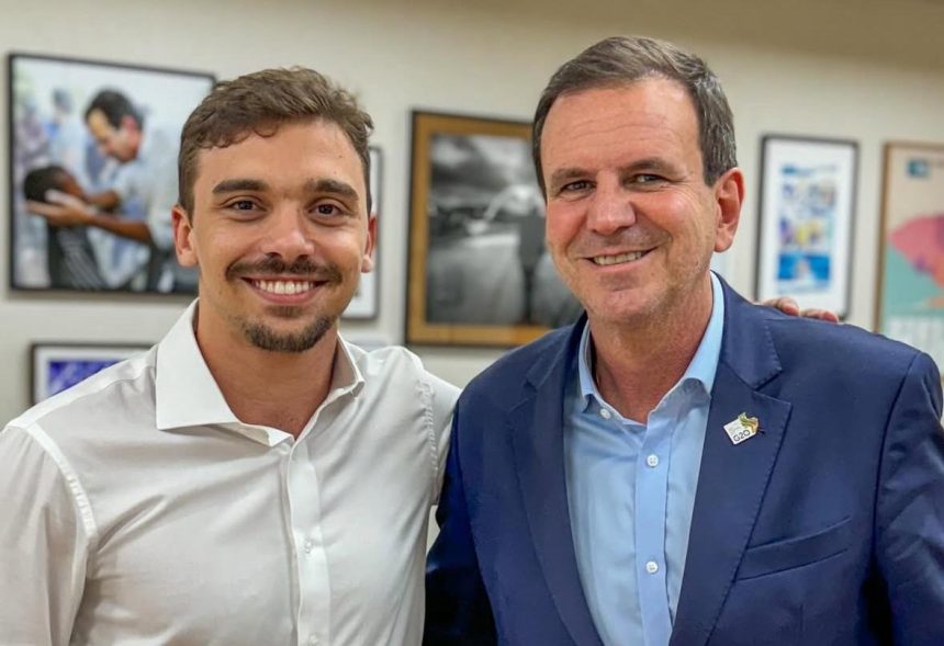 João Pires com o mentor, Eduardo Paes: empoderamento do jovem secretário de Defesa do Consumidor desagrada à base do prefeito na Câmara e até |ao primeiro escalão do governo