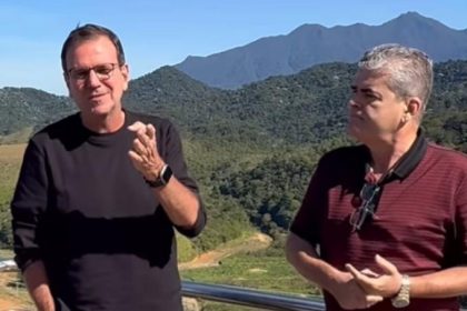 O prefeito Eduardo Paes (PSD) com o secretário estadual de Transportes, Washington Reis (MDB), em visita à Fazenda Paraíso, em Caxias: vice-prefeito Eduardo Cavaliere (PSD) vai voltar à cidade da Baixada para anunciar que o Rio terá a sua Fazenda Terra Prometida, nos mesmos moldes