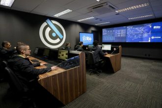 Sediada no Centro de Operações Rio (COR), a central de monitoramento conta com cerca de 1.500 radares e cinco mil câmeras e já gerou mais de 160 mil alertas às forças de segurança, em um ano de existência