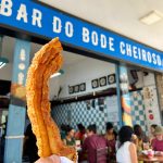 Famoso no Rio de Janeiro todo, o torresmo do Bode Cheiroso é um dos atrativos que o bar usa para convencer o presidente Lula a comparecer à festa de 80 anos que vai abalar o bairro do Maracanã