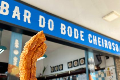 Famoso no Rio de Janeiro todo, o torresmo do Bode Cheiroso é um dos atrativos que o bar usa para convencer o presidente Lula a comparecer à festa de 80 anos que vai abalar o bairro do Maracanã