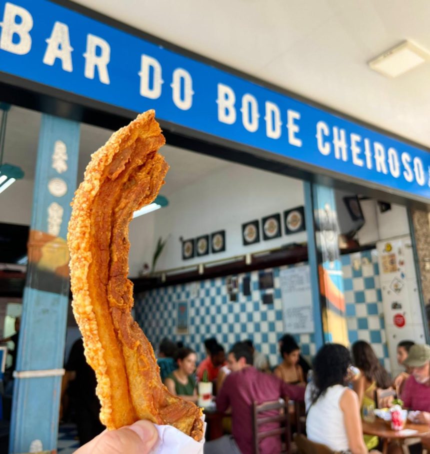Famoso no Rio de Janeiro todo, o torresmo do Bode Cheiroso é um dos atrativos que o bar usa para convencer o presidente Lula a comparecer à festa de 80 anos que vai abalar o bairro do Maracanã