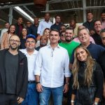 A turma reunida em Búzios: com a presença de uma dezena de deputados estaduais, três prefeitos, secretário de governo, e uma penca de vereadores e líderes regionais, encontro entre o governador em exercício. Rodrigo Bacellar, e o senador Flávio Bolsonaro virou pajelança