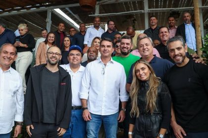 A turma reunida em Búzios: com a presença de uma dezena de deputados estaduais, três prefeitos, secretário de governo, e uma penca de vereadores e líderes regionais, encontro entre o governador em exercício. Rodrigo Bacellar, e o senador Flávio Bolsonaro virou pajelança