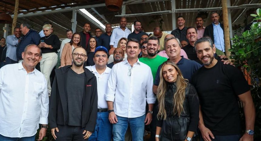 A turma reunida em Búzios: com a presença de uma dezena de deputados estaduais, três prefeitos, secretário de governo, e uma penca de vereadores e líderes regionais, encontro entre o governador em exercício. Rodrigo Bacellar, e o senador Flávio Bolsonaro virou pajelança