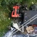 Caminhão carregado de cerveja cai de viaduto da BR-040; motorista morreu no local