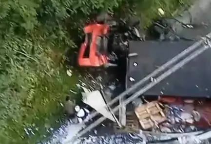 Caminhão carregado de cerveja cai de viaduto da BR-040; motorista morreu no local