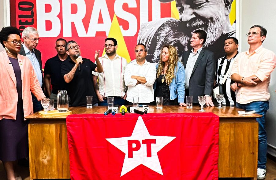 Na festa da vitória no PT, Quaquá manda recado a Paes e a parlamentares do partido 48 Quaquá, em discurso no ato que oficializou o resultado das eleições para as executivas estadual e municipal do PT no Rio, mandou recado ao prefeito Eduardo Paes e também aos parlamentares do partido