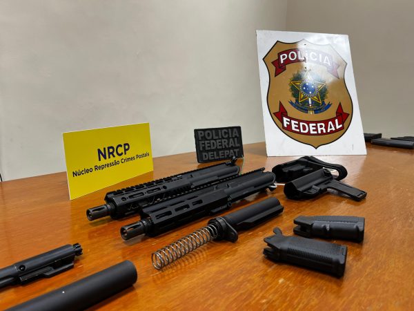 Homem é preso por importação ilegal de peças de fuzil na Zona Oeste 66 Homem é preso por importação ilegal de peças de fuzil na Zona Oeste