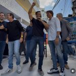 O vereador aventureiro Marcelo Diniz (ao microfone), com o prefeito Eduardo Paes; o vice, Eduardo Cavaliere; e o deputado federal Pedro Paulo: se o PSD bobear, outro partido leva o passe