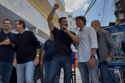 O vereador aventureiro Marcelo Diniz (ao microfone), com o prefeito Eduardo Paes; o vice, Eduardo Cavaliere; e o deputado federal Pedro Paulo: se o PSD bobear, outro partido leva o passe
