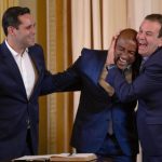 O vice-prefeito Eduardo Cavaliere observa Edson Menezes, o Edinho, ser efusivamente cumprimentado por Eduardo Paes: a dupla Cavaliere e Edinho formam o "caminho das pedras" na Prefeitura do Rio