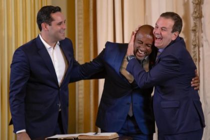 O vice-prefeito Eduardo Cavaliere observa Edson Menezes, o Edinho, ser efusivamente cumprimentado por Eduardo Paes: a dupla Cavaliere e Edinho formam o "caminho das pedras" na Prefeitura do Rio