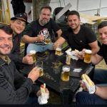 Cláudio Castro com o prefeito de Petrópolis, HIngo Hammes, e o secretário Bernardo Rossi, na Bauernfest