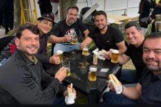 Cláudio Castro com o prefeito de Petrópolis, HIngo Hammes, e o secretário Bernardo Rossi, na Bauernfest