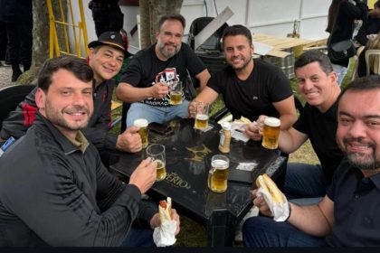 Cláudio Castro com o prefeito de Petrópolis, HIngo Hammes, e o secretário Bernardo Rossi, na Bauernfest